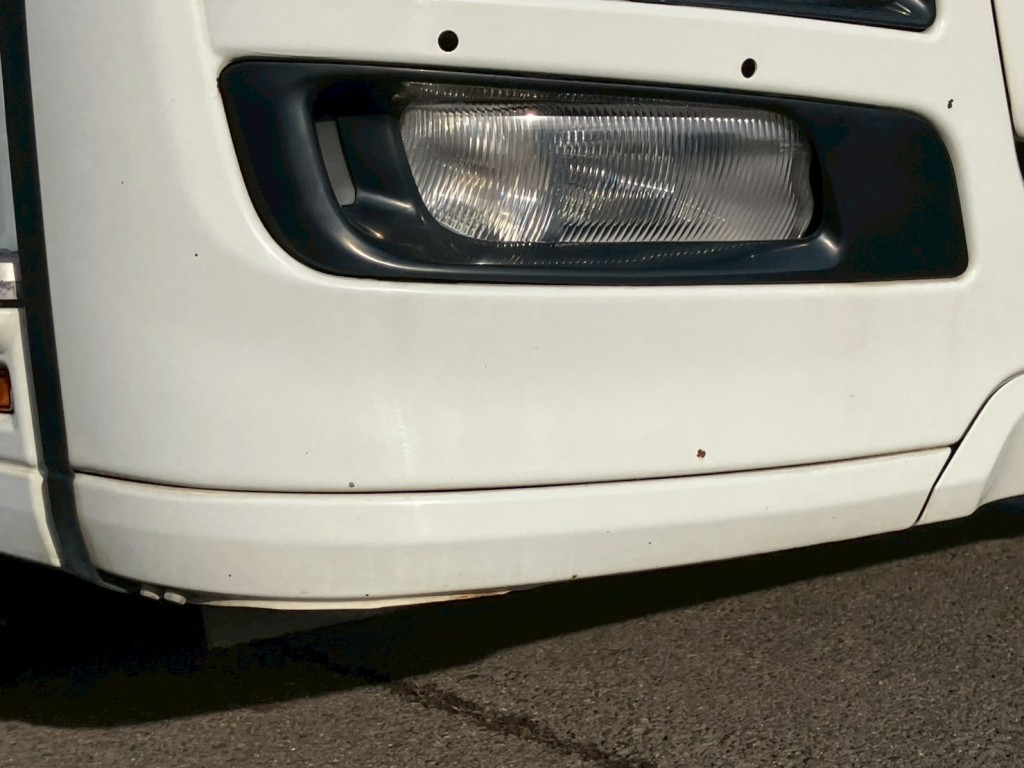 フロントバンパーにキズ・サビがあります。|三菱 スーパーグレート QPG-FP64VDRの写真26