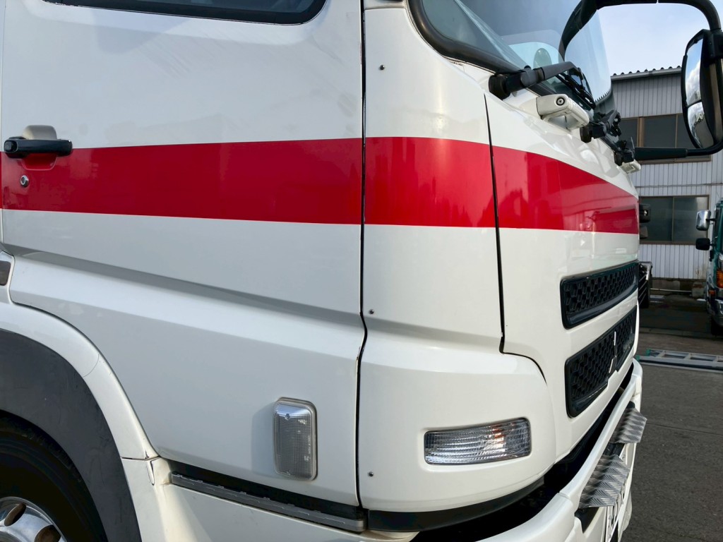 助手席側コーナーパネルにビス止めされています。|三菱 スーパーグレート QPG-FP64VDRの写真27