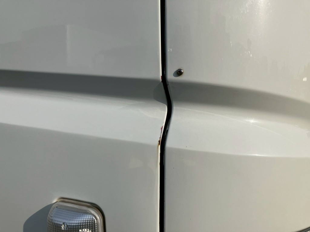 助手席側ドアにキズ・サビ・ヘコミがあります。|三菱 スーパーグレート QPG-FP64VDRの写真28