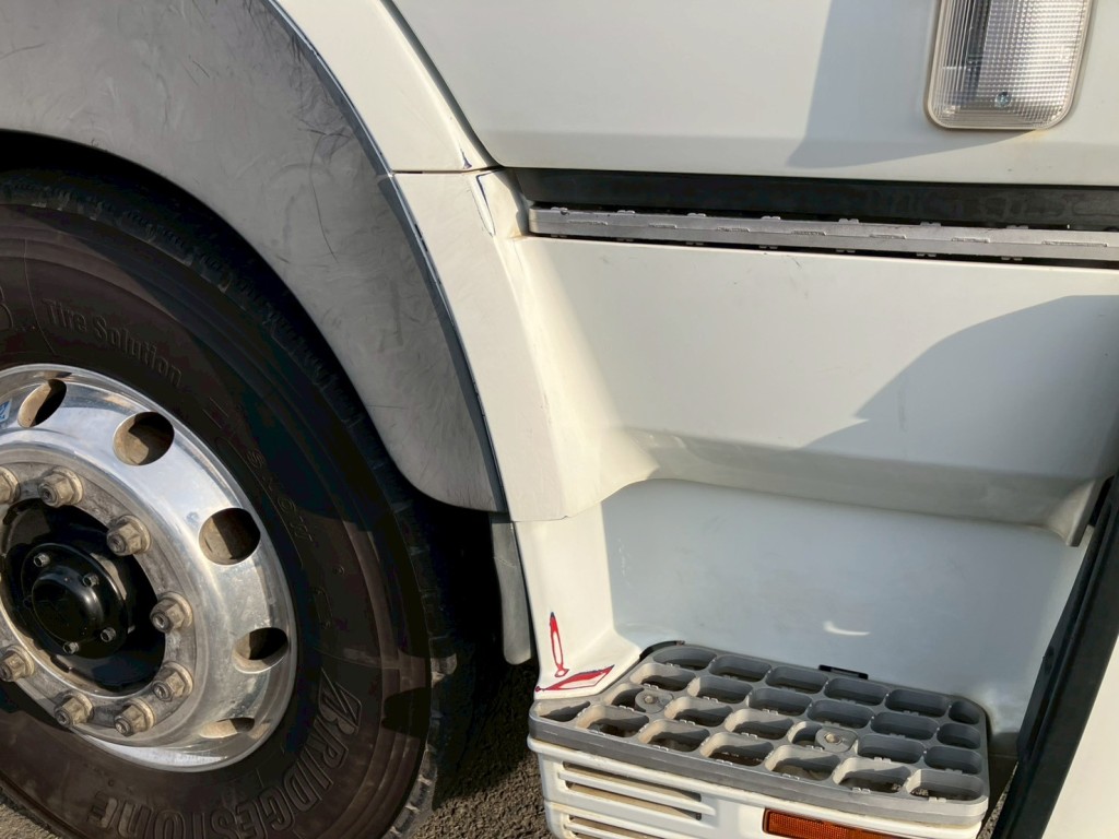 助手席側ステップにキズがあります。|三菱 スーパーグレート QPG-FP64VDRの写真30