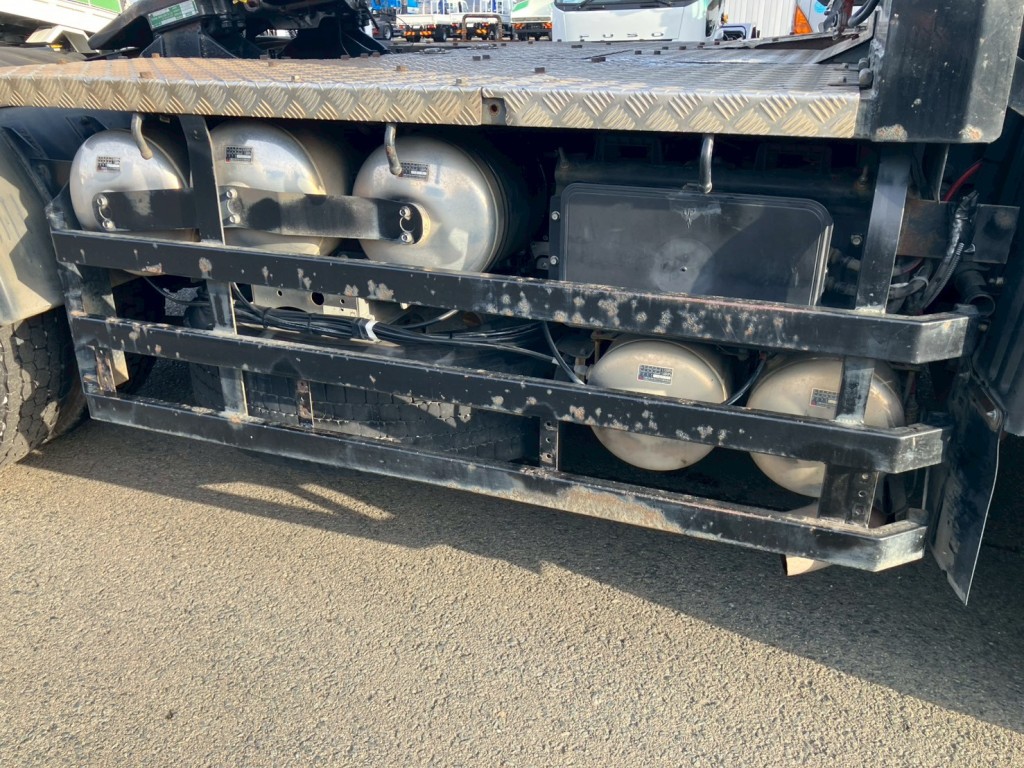 助手席側サイドバンパーにキズ・サビがあります。|三菱 スーパーグレート QPG-FP64VDRの写真31