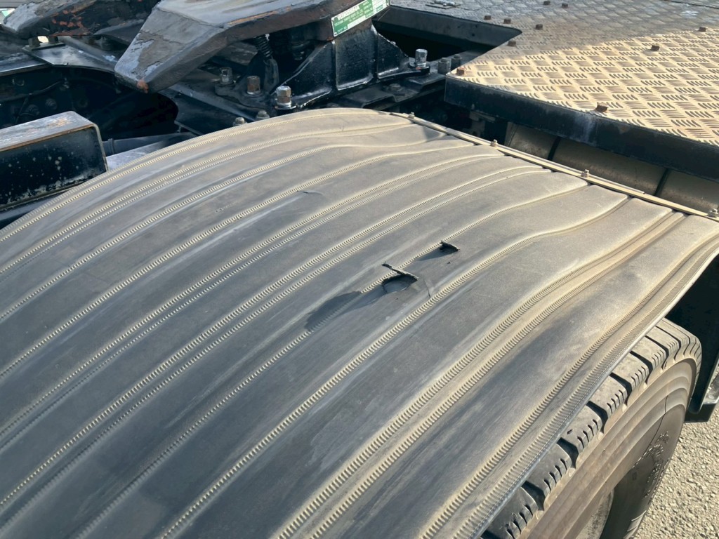 助手席側リアフェンダーに穴があります。|三菱 スーパーグレート QPG-FP64VDRの写真32