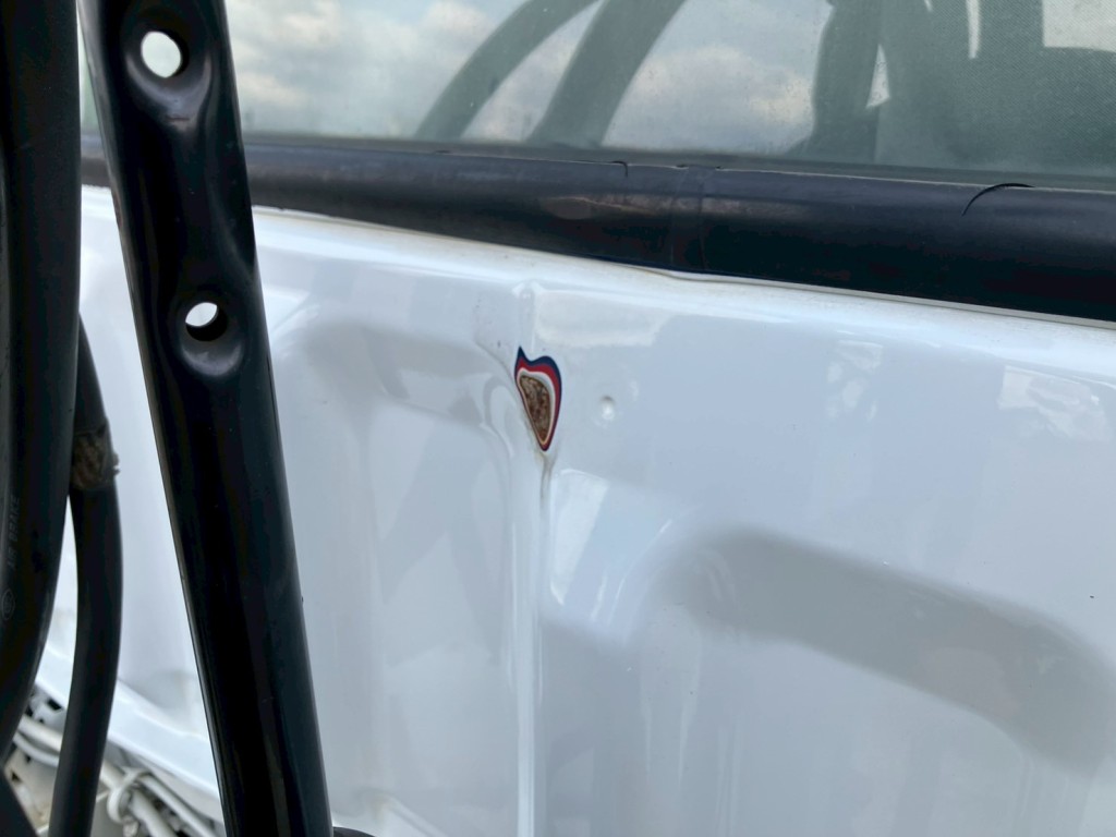 キャブバックパネルにキズ・サビがあります。|三菱 スーパーグレート QPG-FP64VDRの写真33