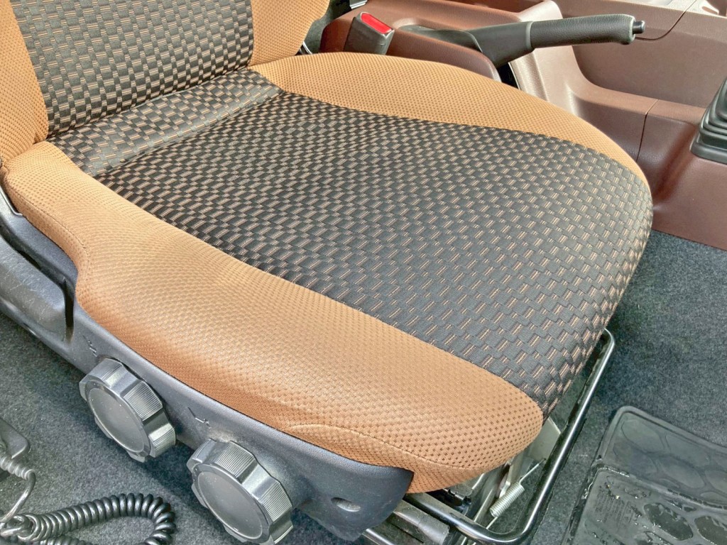 運転席座面にヘタリがあります。|日野 レンジャー 2KG-FD2ABG(2WD)の写真8