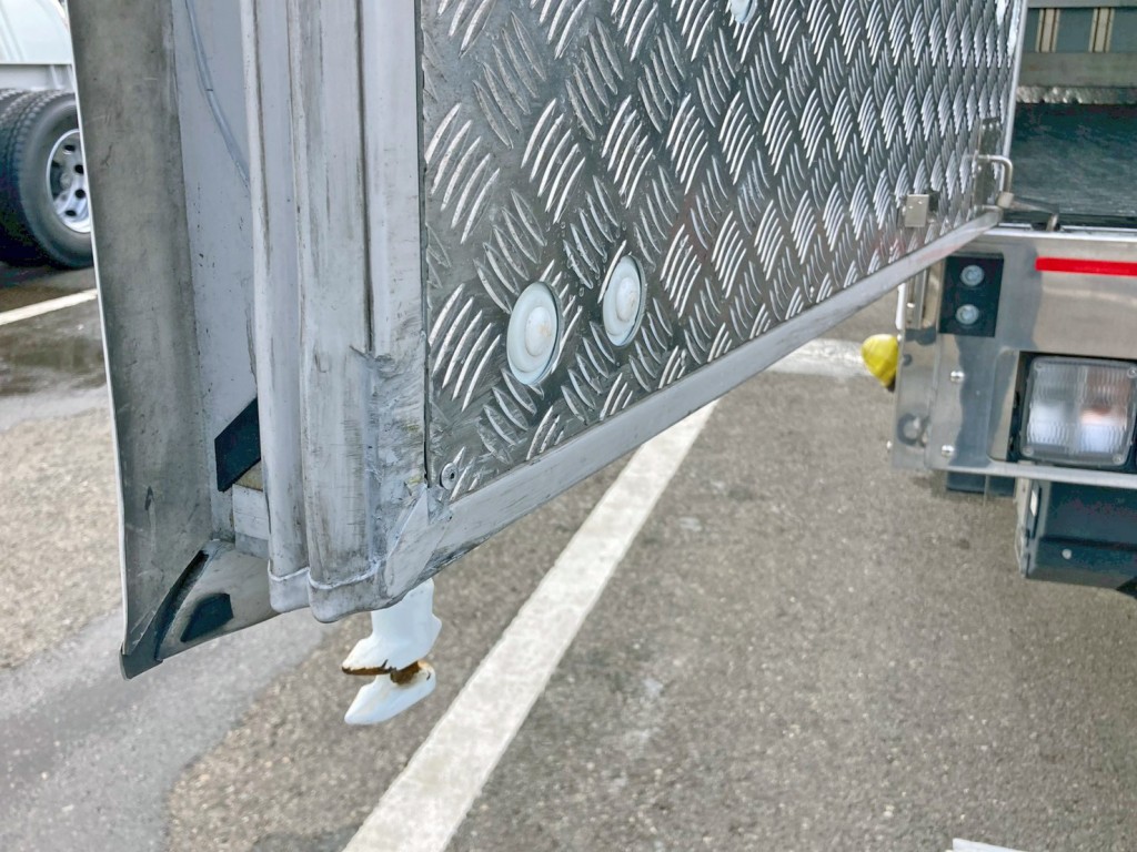 助手席側リヤドア端にキズがあります。|日野 レンジャー 2KG-FD2ABG(2WD)の写真12