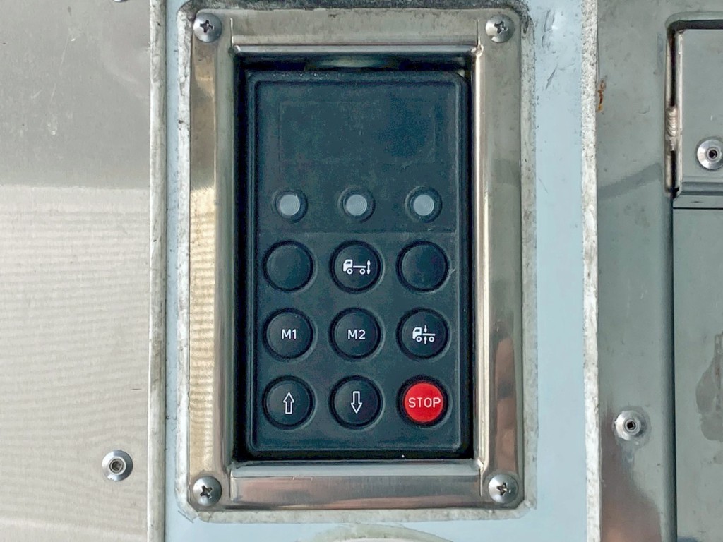 ボディー助手席側後方上部にエアサスのコントローラーが付いています。|日野 レンジャー 2KG-FD2ABG(2WD)の写真15