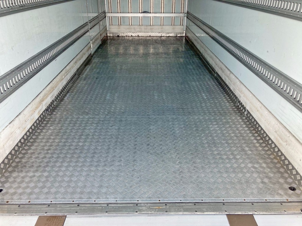 床は縞板アルミ製です。|日野 レンジャー 2KG-FD2ABG(2WD)の写真16