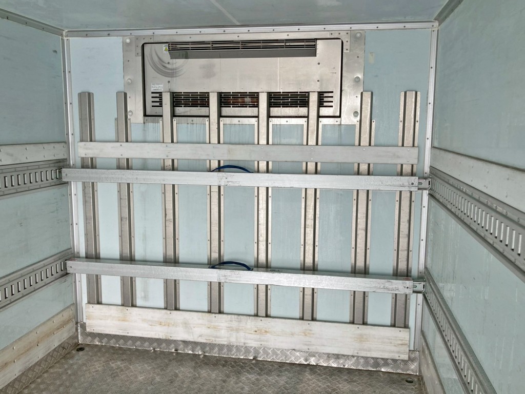 冷凍機の吹き出し口です。|日野 レンジャー 2KG-FD2ABG(2WD)の写真17