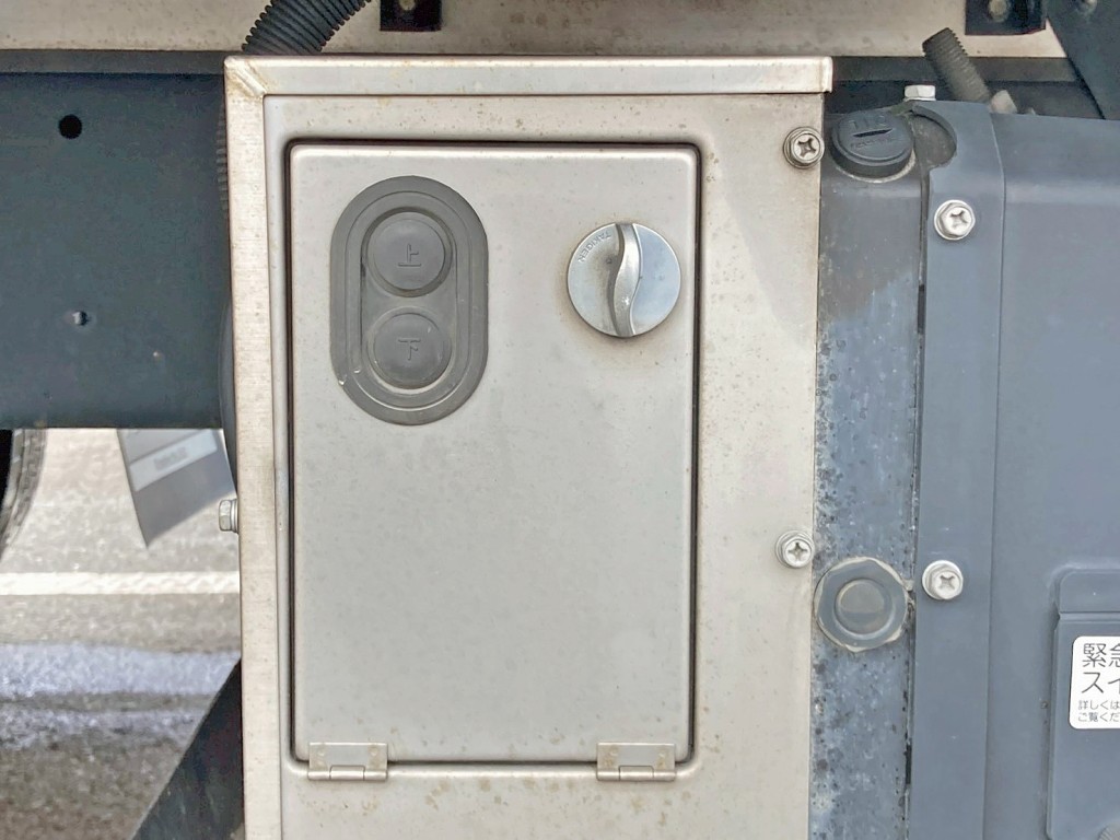 ゲートの昇降スイッチです。|日野 レンジャー 2KG-FD2ABG(2WD)の写真21