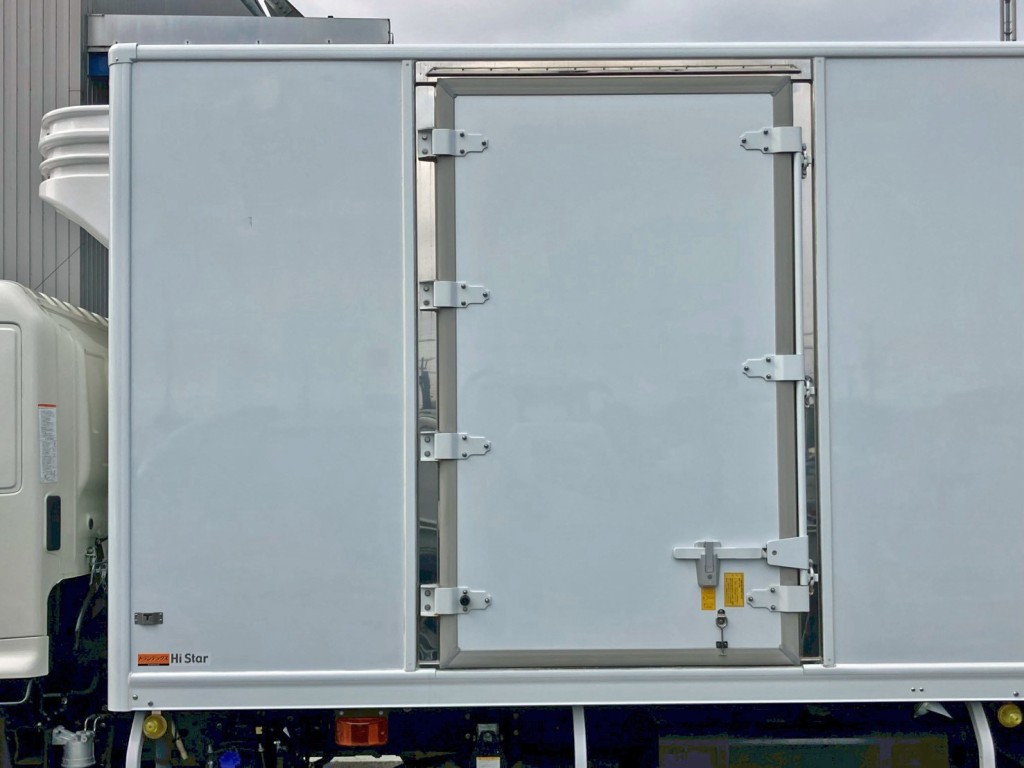 ボディー助手席側前方に片開き式のサイドドアが付いています。|日野 レンジャー 2KG-FD2ABG(2WD)の写真23