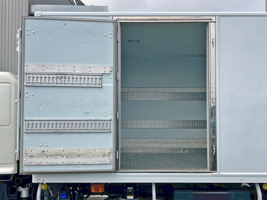 サイトドアを開いた状態です。(門口周りはステンレス製です)|日野 レンジャー 2KG-FD2ABG(2WD)の写真24