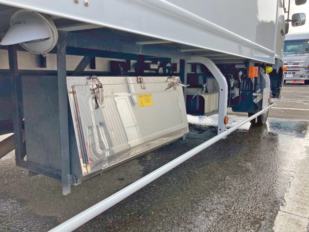 ボディー運転席側中央部にステンレス製の工具箱が付いています。|日野 レンジャー 2KG-FD2ABG(2WD)の写真25