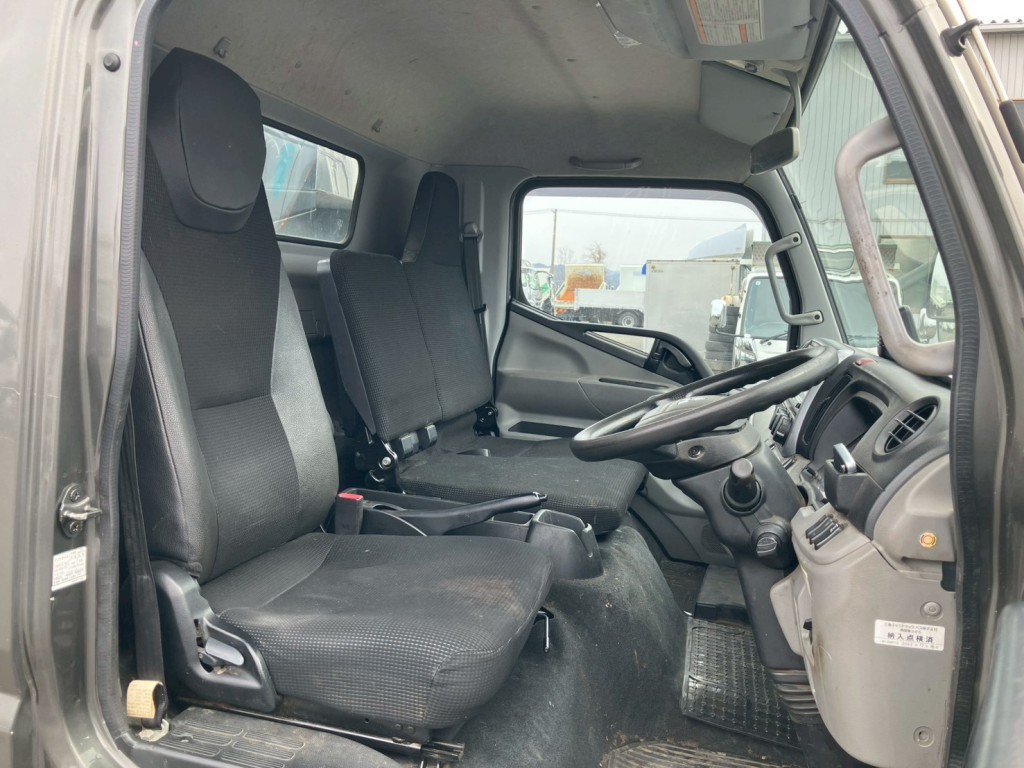 乗車定員は3名です。|三菱 キャンター 2PG-FEB90(2WD)の写真7