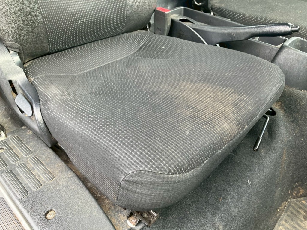 運転席シートにヘタリがあります。|三菱 キャンター 2PG-FEB90(2WD)の写真8