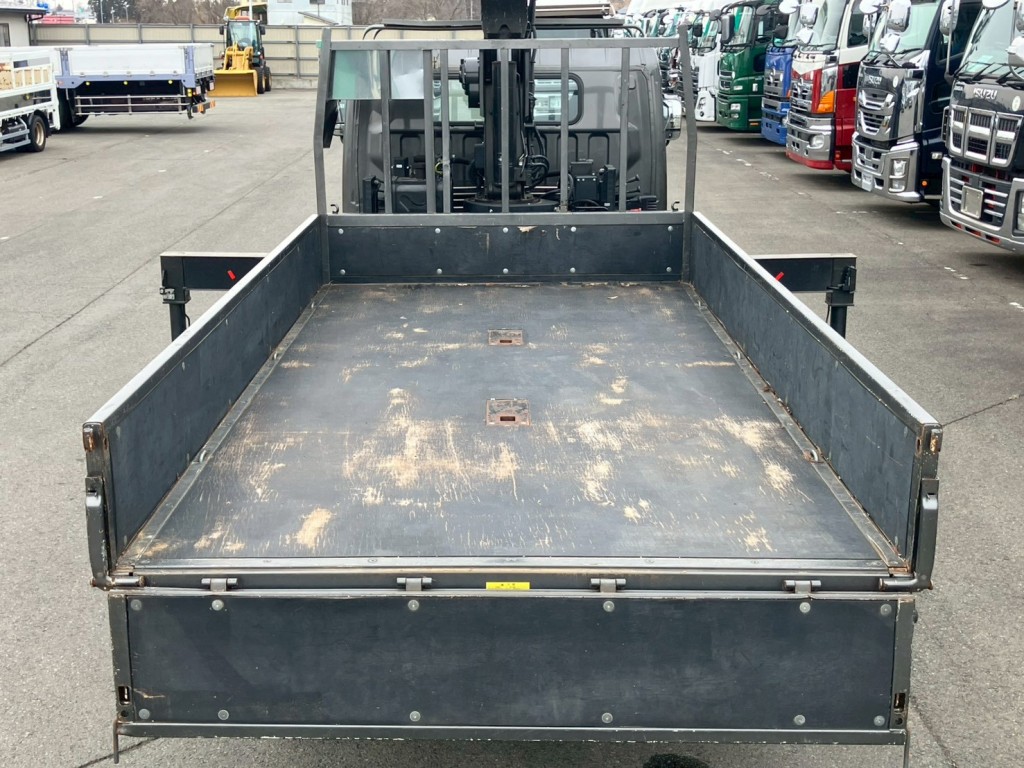 床は板張りです。|三菱 キャンター 2PG-FEB90(2WD)の写真14