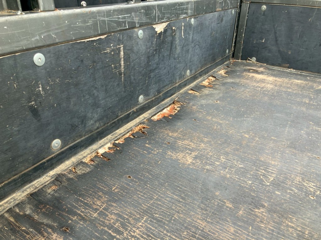 床板前方に腐食・割れがあります。|三菱 キャンター 2PG-FEB90(2WD)の写真16