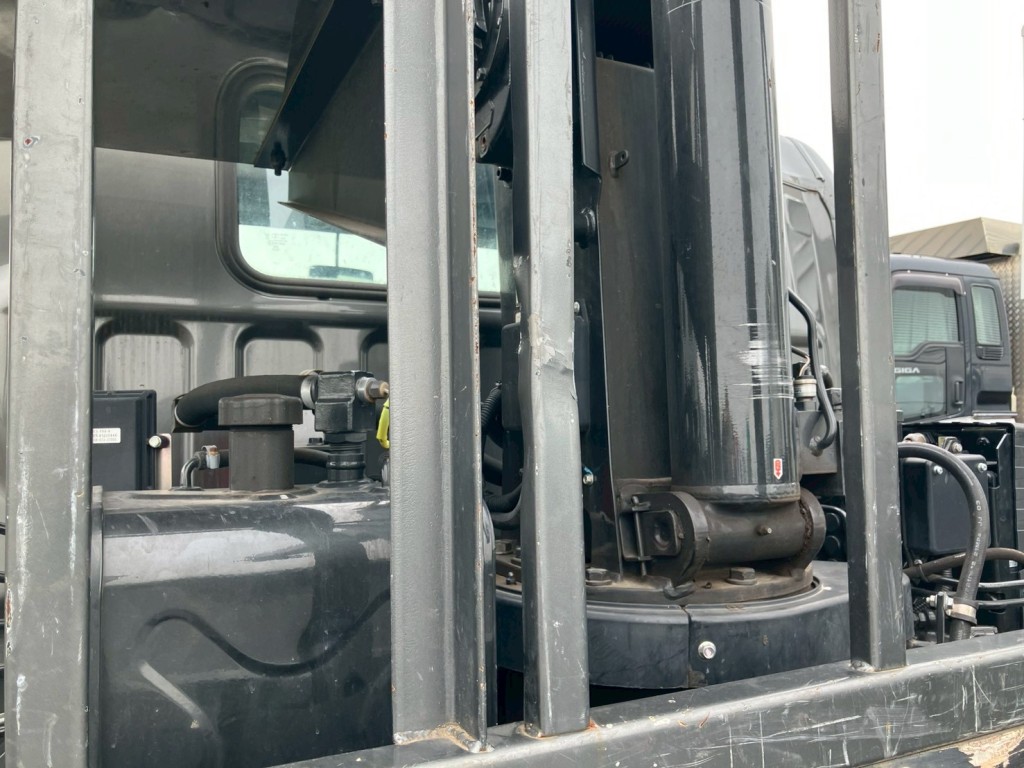 鳥居にキズ・ヘコミがあります。|三菱 キャンター 2PG-FEB90(2WD)の写真17