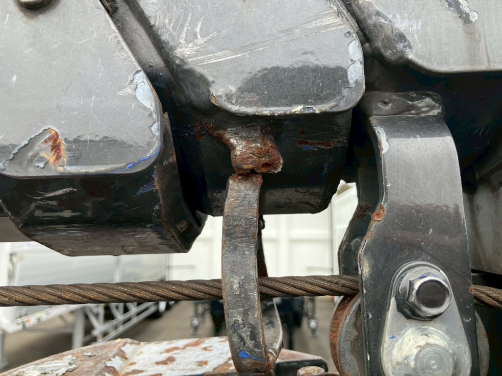 クレーンのワイヤーガイドにサビ・割れがあります。|三菱 キャンター 2PG-FEB90(2WD)の写真20