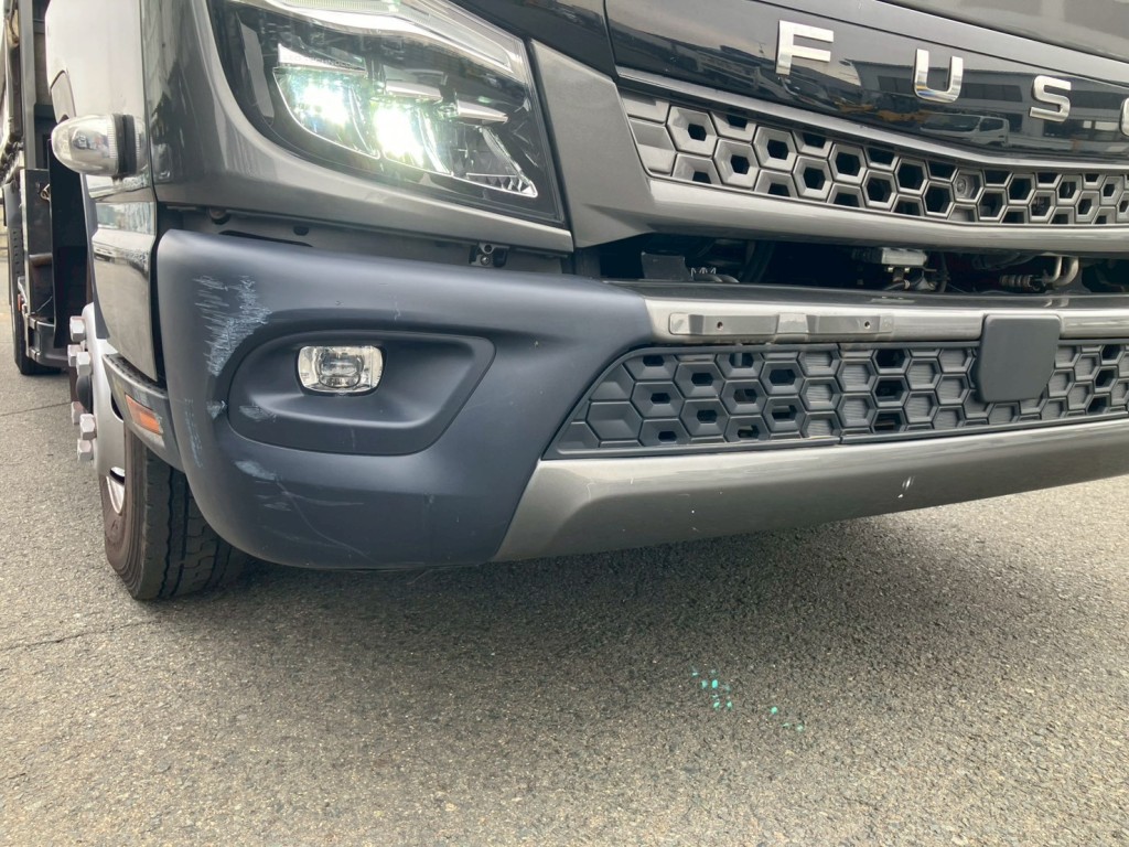 フロントバンパーにキズがあります。|三菱 キャンター 2PG-FEB90(2WD)の写真23