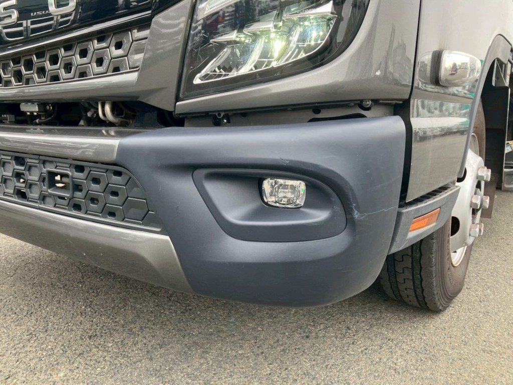 フロントバンパーにキズがあります。|三菱 キャンター 2PG-FEB90(2WD)の写真24