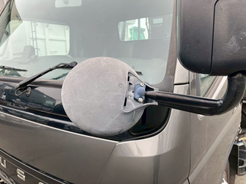 アンダーミラーカバー取付部に欠品があります。|三菱 キャンター 2PG-FEB90(2WD)の写真25