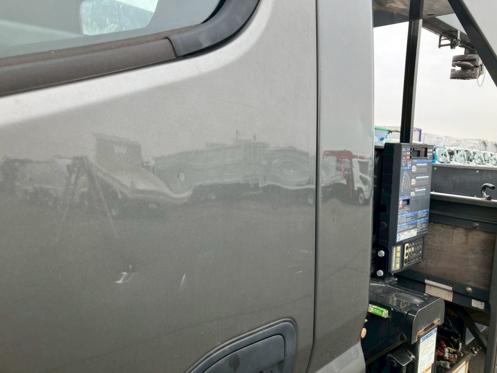 助手席側ドア・クォーターパネルに・キズ・ヘコミがあります。|三菱 キャンター 2PG-FEB90(2WD)の写真26