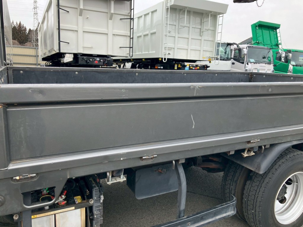 助手席側アオリにキズ・サビ・ヘコミがあります。|三菱 キャンター 2PG-FEB90(2WD)の写真27