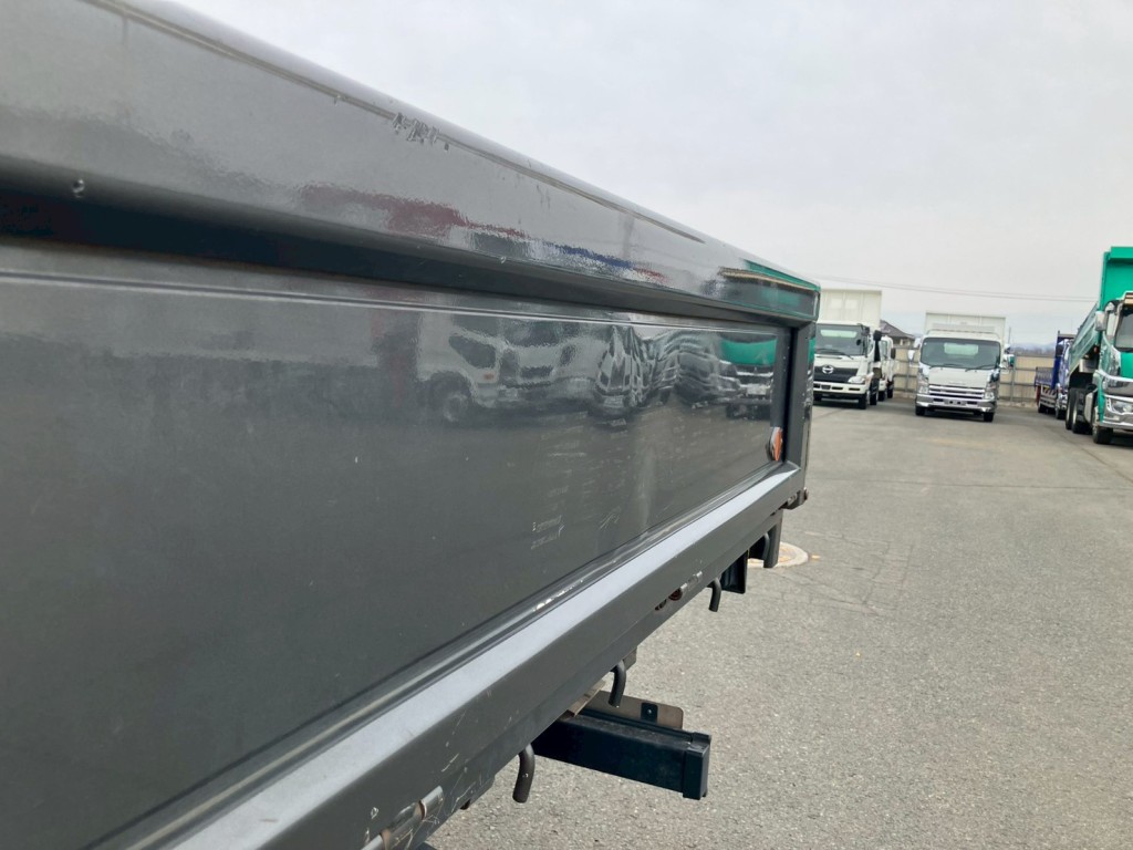 助手席側アオリに歪みがあります。|三菱 キャンター 2PG-FEB90(2WD)の写真28