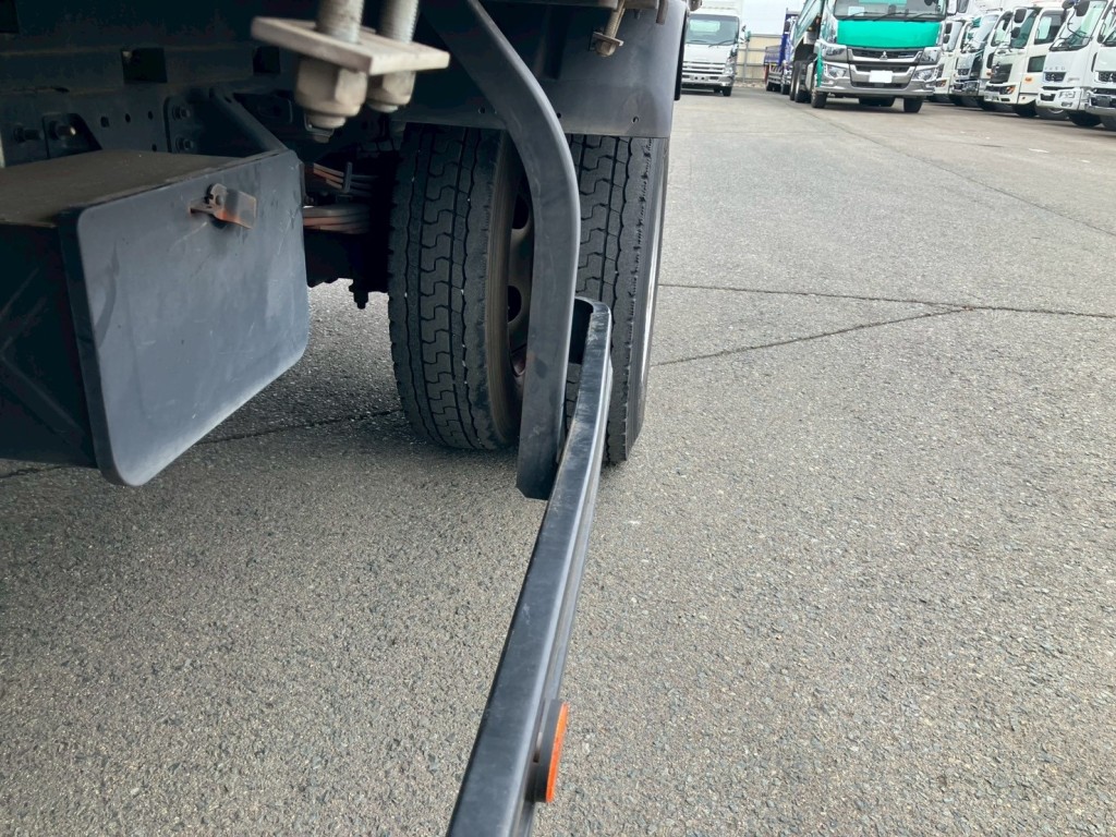 助手席側サイドバンパーに曲がりがあります。|三菱 キャンター 2PG-FEB90(2WD)の写真29