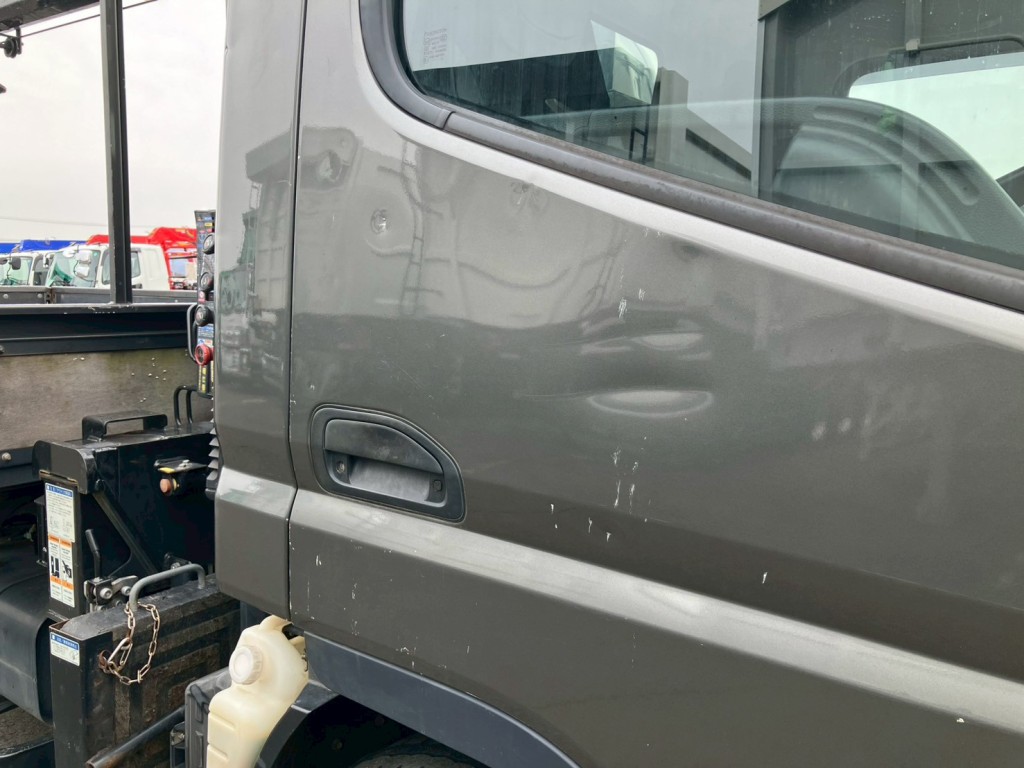 運転席側ドアにキズ・ヘコミがあります。|三菱 キャンター 2PG-FEB90(2WD)の写真30