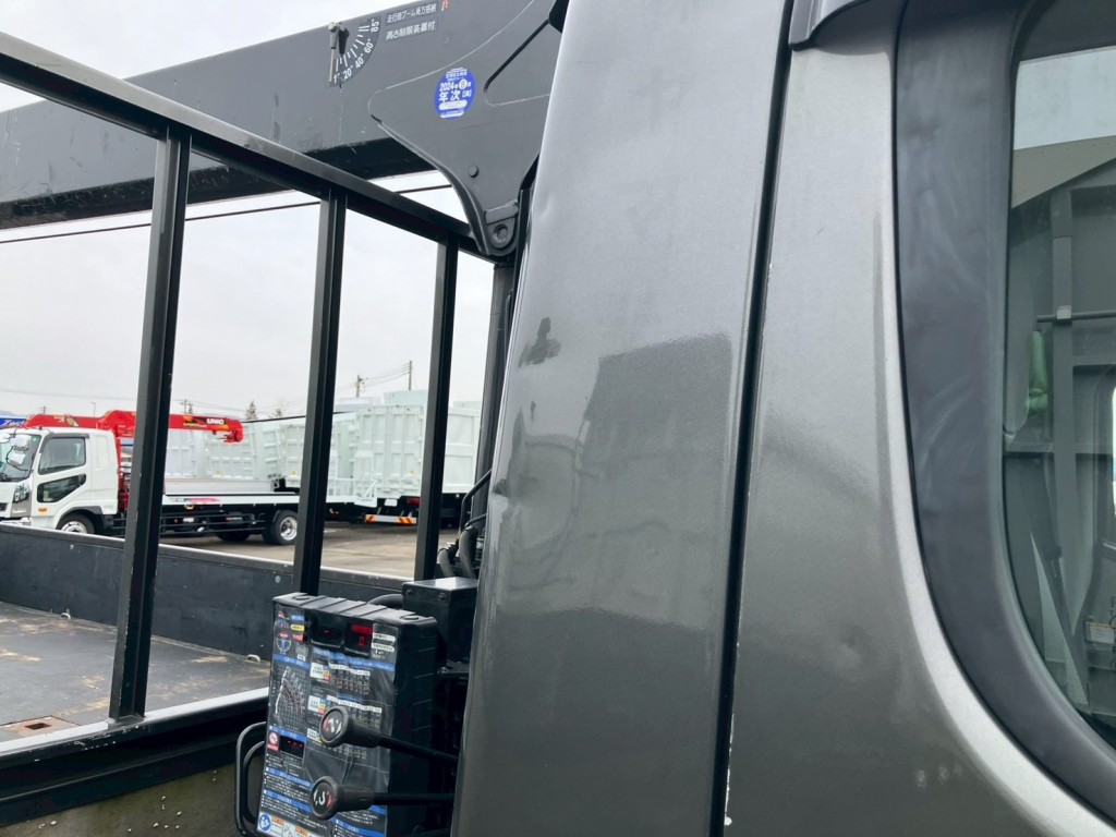 運転席側クォーターパネルにキズ・ヘコミがあります。|三菱 キャンター 2PG-FEB90(2WD)の写真31