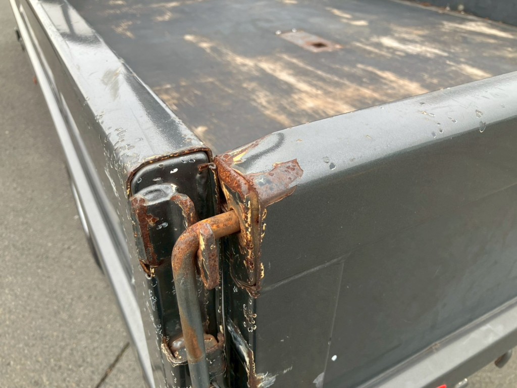 リヤアオリにサビ・ヘコミがありあす。|三菱 キャンター 2PG-FEB90(2WD)の写真37