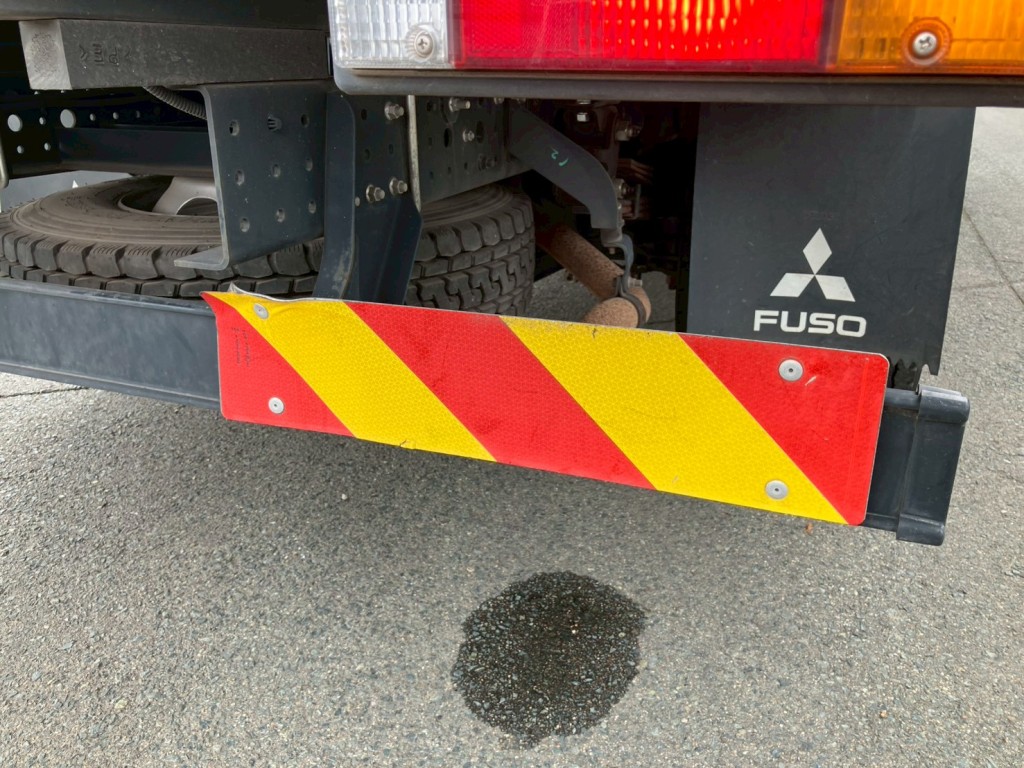 右側反射板に歪みがあります。|三菱 キャンター 2PG-FEB90(2WD)の写真39