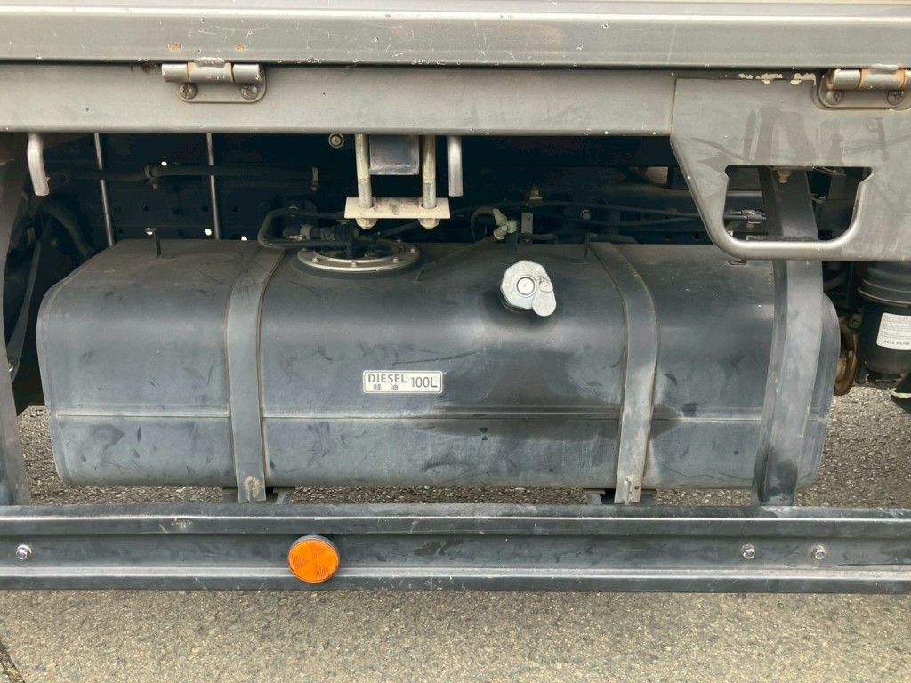 燃料タンクは100Lです。|三菱 キャンター 2PG-FEB90(2WD)の写真41