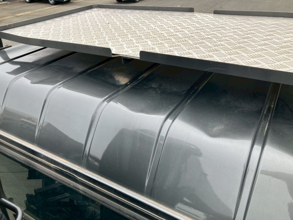 ルーフ後方にヘコミがあります。|三菱 キャンター 2PG-FEB90(2WD)の写真46