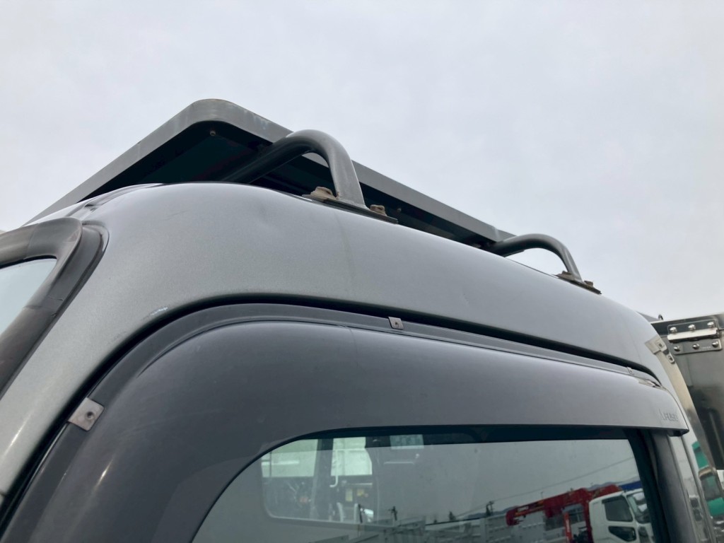 助手席側ルーフ側面にヘコミがあります。|三菱 キャンター 2PG-FEB90(2WD)の写真47