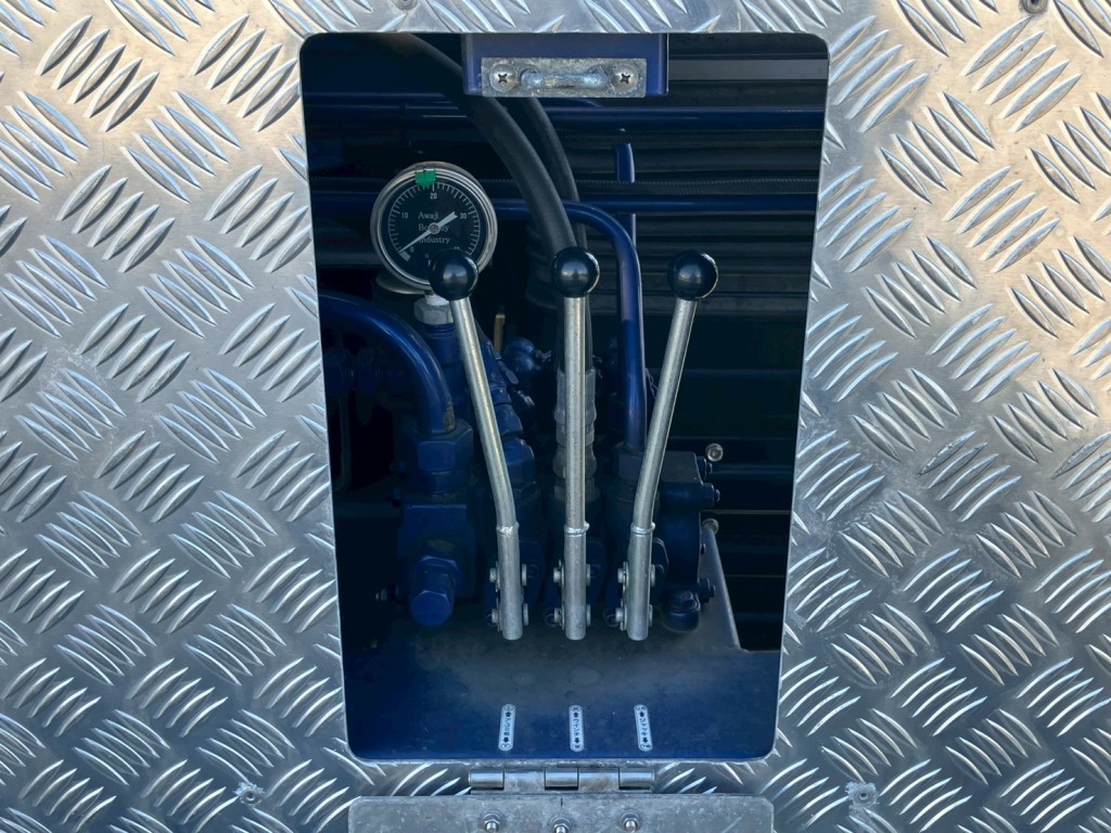 歩み・ウインチ・アウトリガの操作レバーです。|三菱 スーパーグレート 2KG-FS74HZの写真15