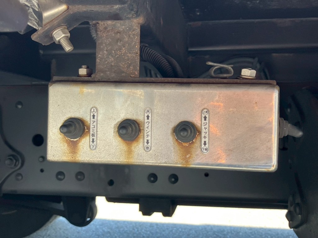 歩み・ウインチ・アウトリガの操作スイッチです。|三菱 スーパーグレート 2KG-FS74HZの写真16