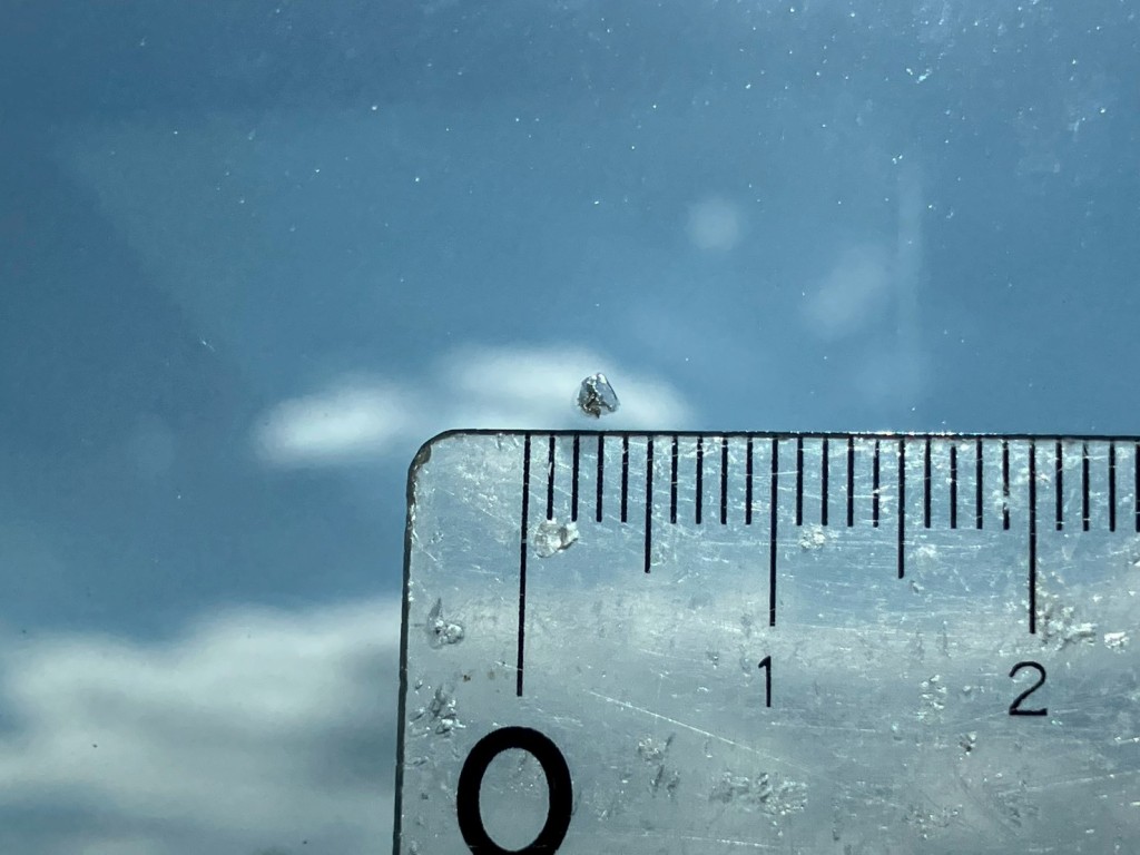 フロントガラスに飛び石があります。|三菱 スーパーグレート 2KG-FS74HZの写真17