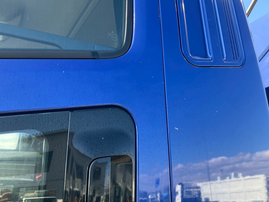 助手席側ドア・クォーターパネルにキズがあります。|三菱 スーパーグレート 2KG-FS74HZの写真19