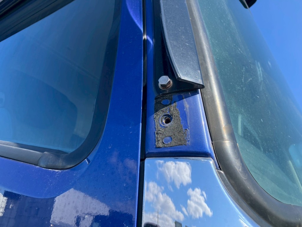 運転席側ピラーパネルにボルト穴があります。|三菱 スーパーグレート 2KG-FS74HZの写真25