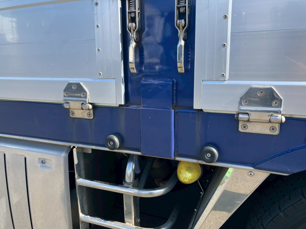 運転席側ボディーにキズ・サビがあります。|三菱 スーパーグレート 2KG-FS74HZの写真27