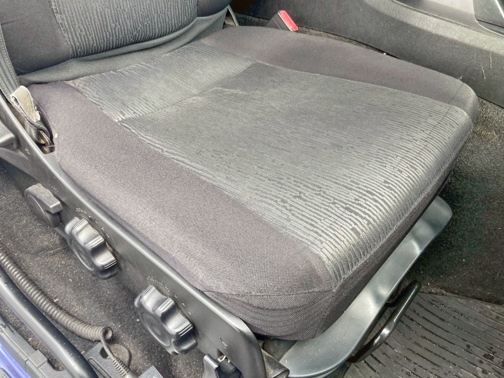 運転席座面にヘタリがあります。|三菱 スーパーグレート 2PG-FS74HZの写真8