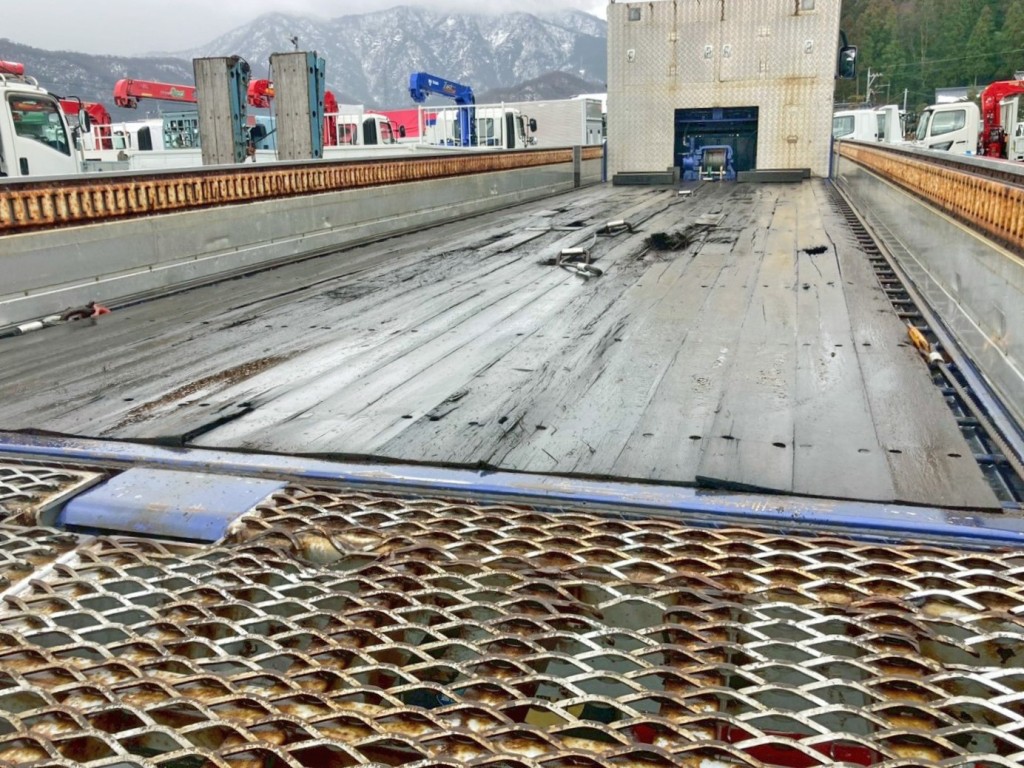 床板の所々に割れがあります。(後方)|三菱 スーパーグレート 2PG-FS74HZの写真11