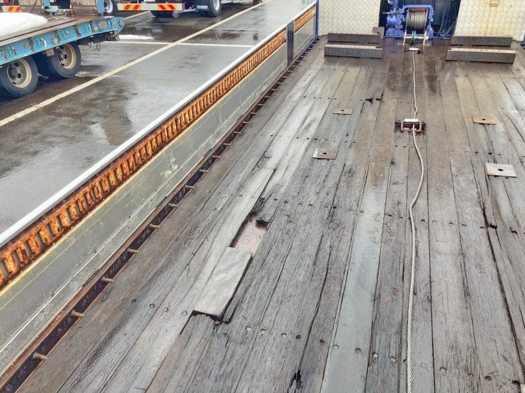 床板の所々に割れがあります。(前方助手席側)|三菱 スーパーグレート 2PG-FS74HZの写真13