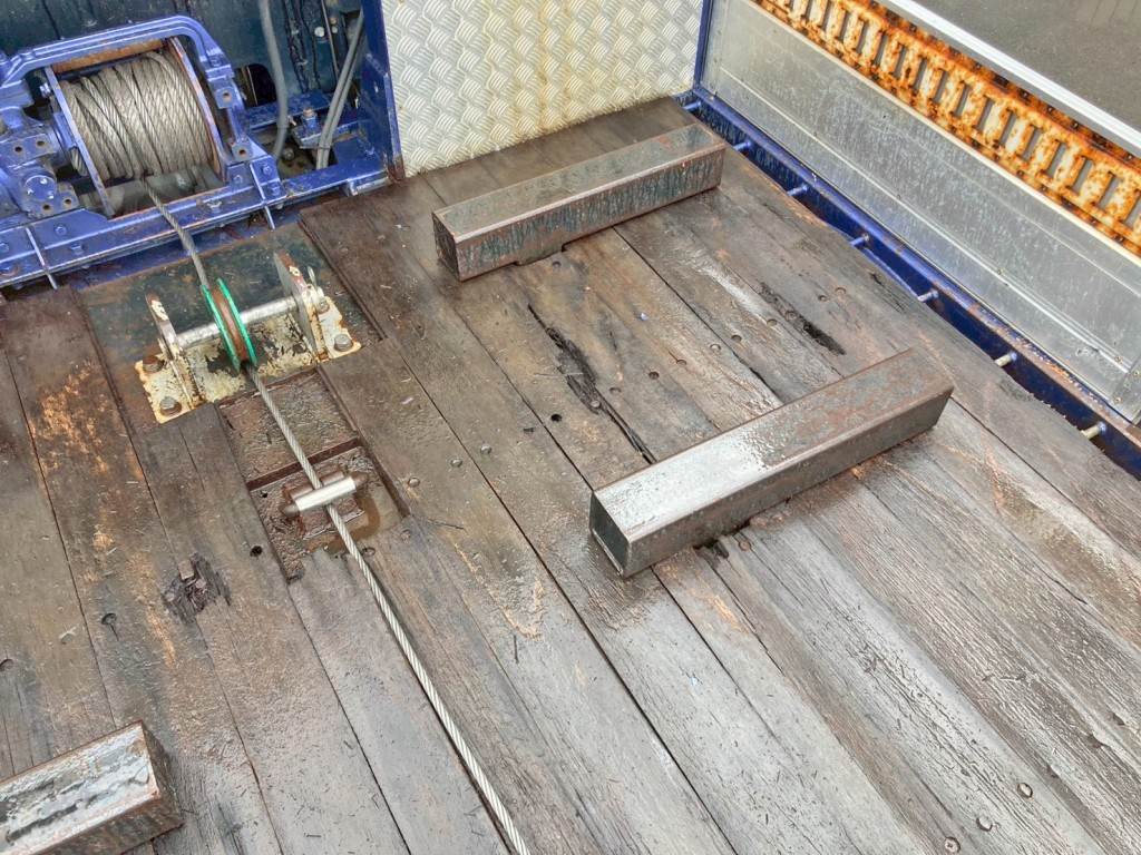 床板の所々に割れがあります。(前方運転席側)|三菱 スーパーグレート 2PG-FS74HZの写真14