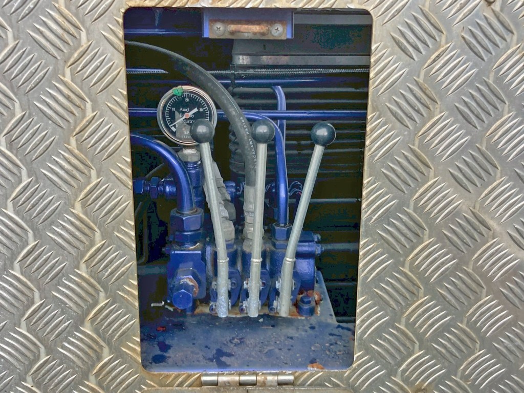 自動歩み・ウインチ・アウトリガーの操作レバーです。|三菱 スーパーグレート 2PG-FS74HZの写真17