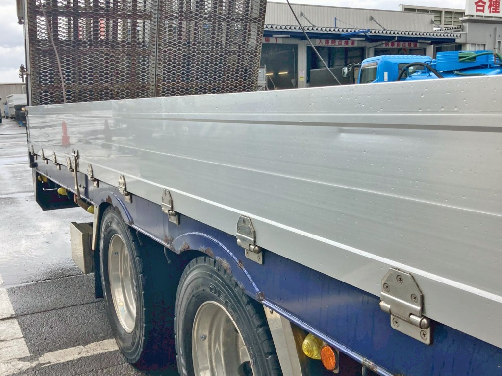 運転席側アオリ後方にヘコミがあります。|三菱 スーパーグレート 2PG-FS74HZの写真27