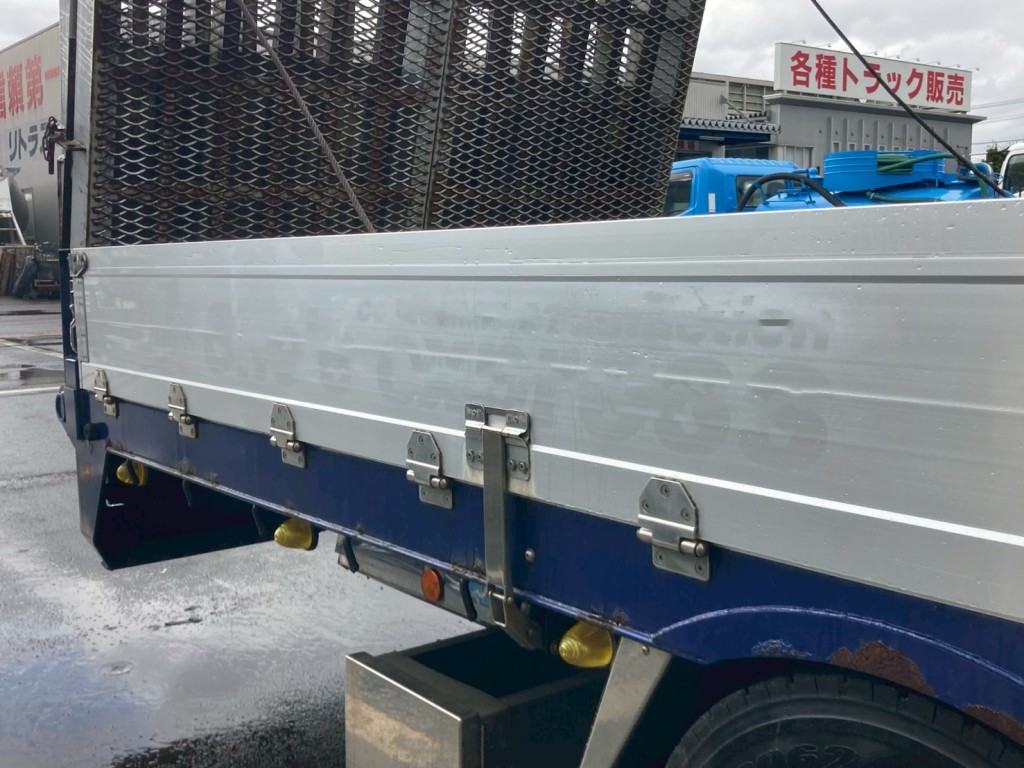 運転席側アオリ後方にシールはがし跡があります。|三菱 スーパーグレート 2PG-FS74HZの写真28