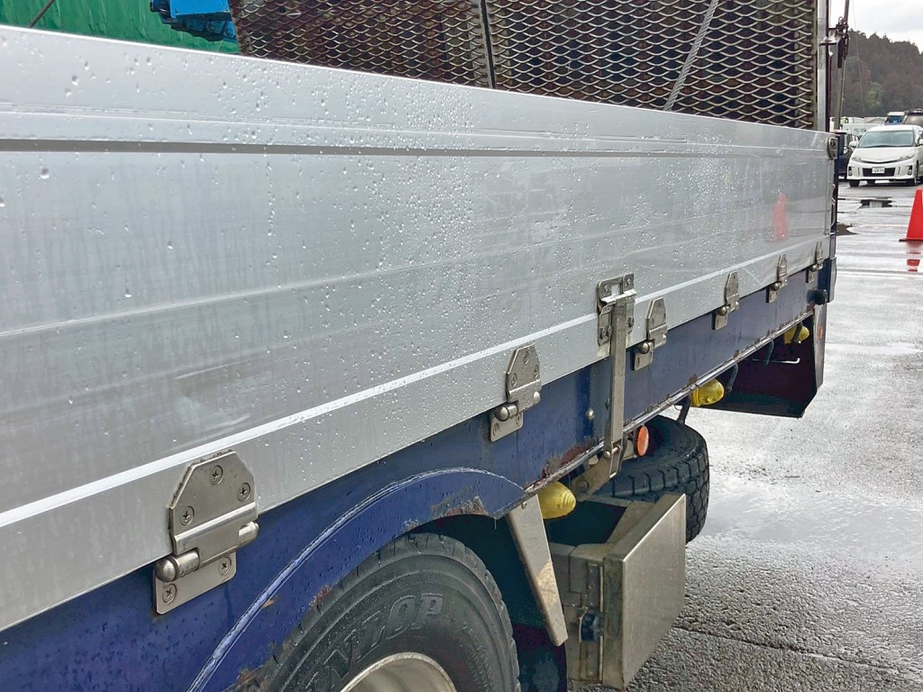 助手席側アオリ後方にヘコミがあります。|三菱 スーパーグレート 2PG-FS74HZの写真29